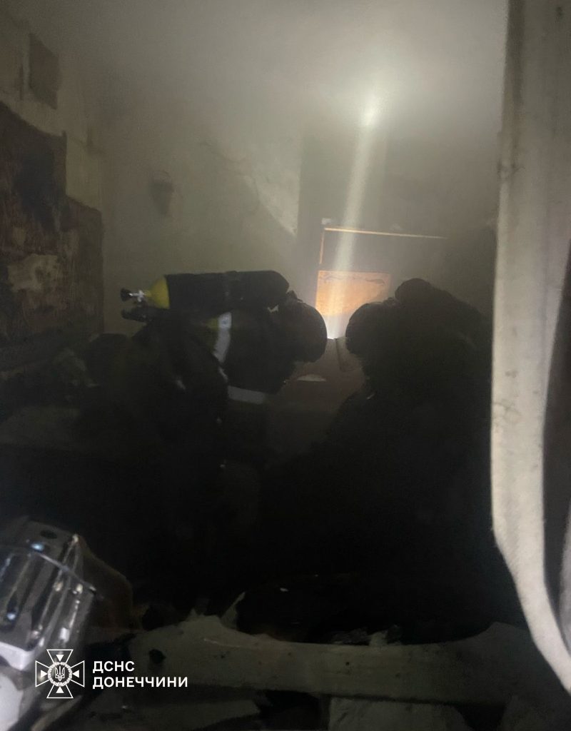 У Дружківці на Донеччині вогнеборці врятували двох людей з будинку, що палав