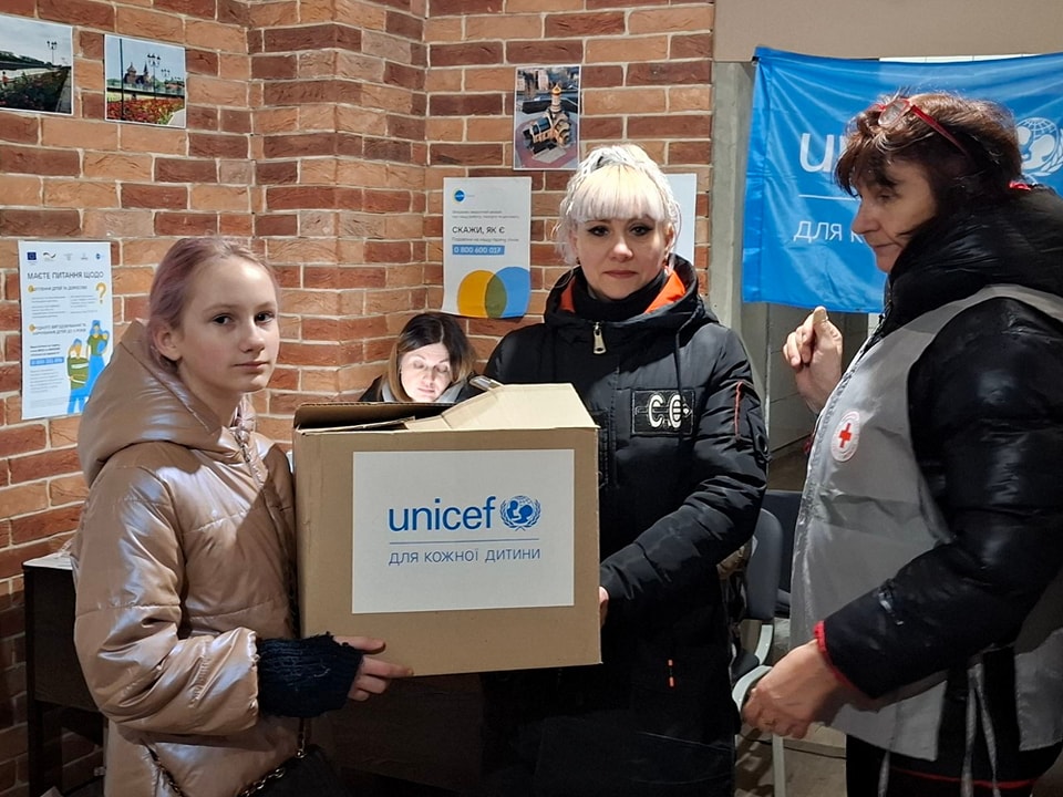 У Харкові ВПО з Бахмутської громади, Соледара та Торецька отримали дитячий зимовий одяг