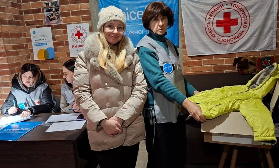 У Харкові ВПО з Бахмутської громади, Соледара та Торецька отримали дитячий зимовий одяг