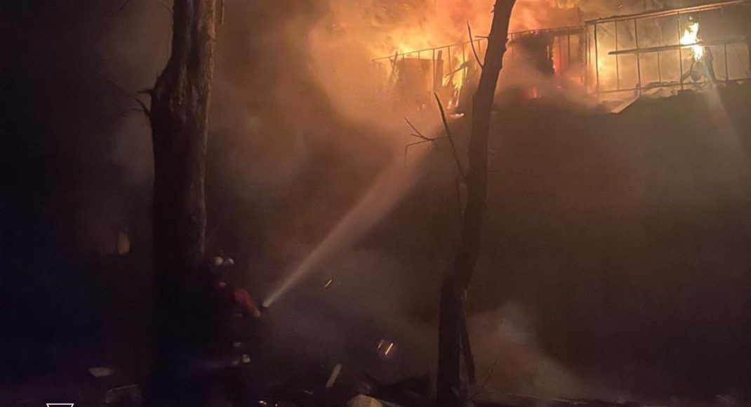 У Костянтинівці рятувальники залучались до ліквідації пожеж, які виникли внаслідок обстрілу (відео, фото)
