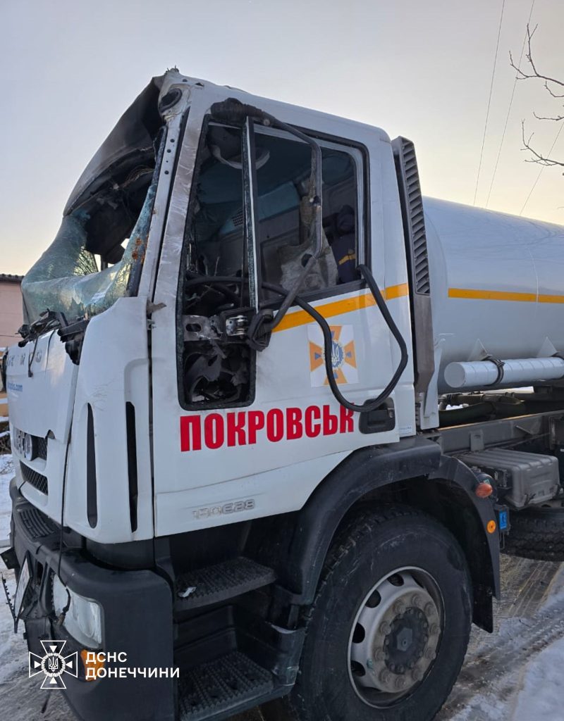 У Костянтинівці російські війська вдарили з FPV-дрона по рятувальниках, які везли воду людям