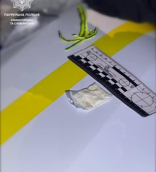 У Краматорську патрульні зупинили водія, який возив з собою, ймовірно, наркотичні речовини