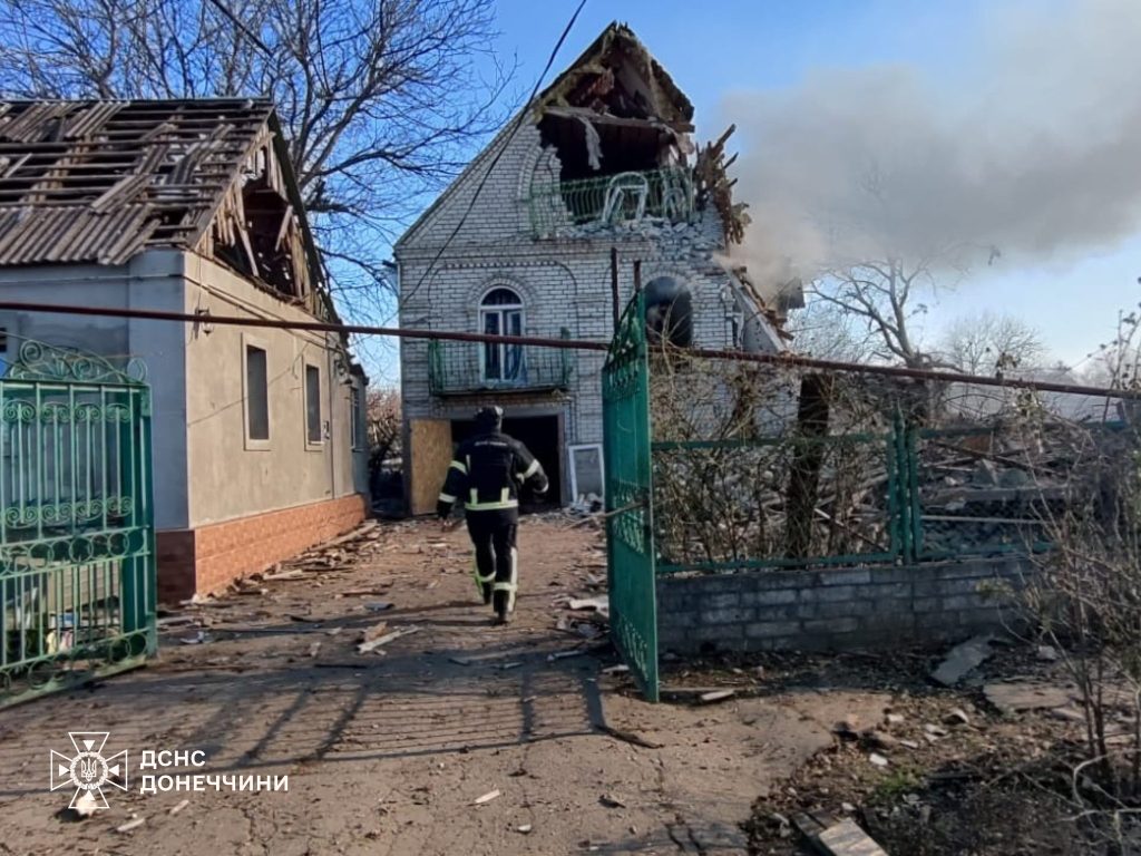 Унаслідок російської атаки на Краматорськ спалахнули пожежі у житлових будинках й автомобілях