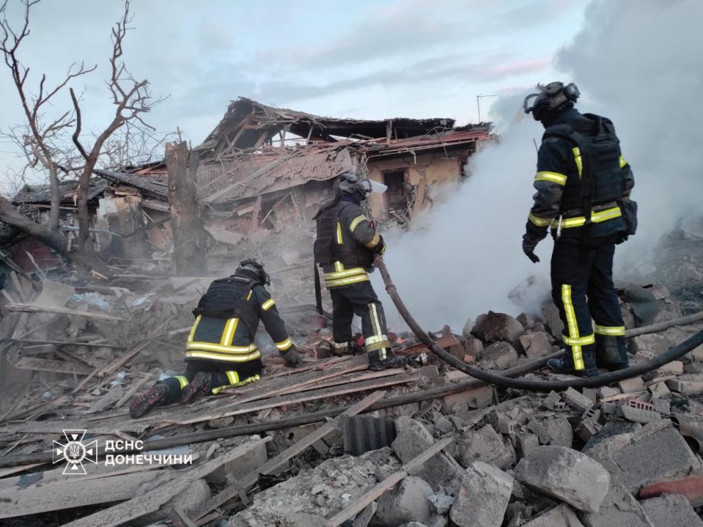В Родинському ворожий обстріл спричинив пожежу у житловому секторі