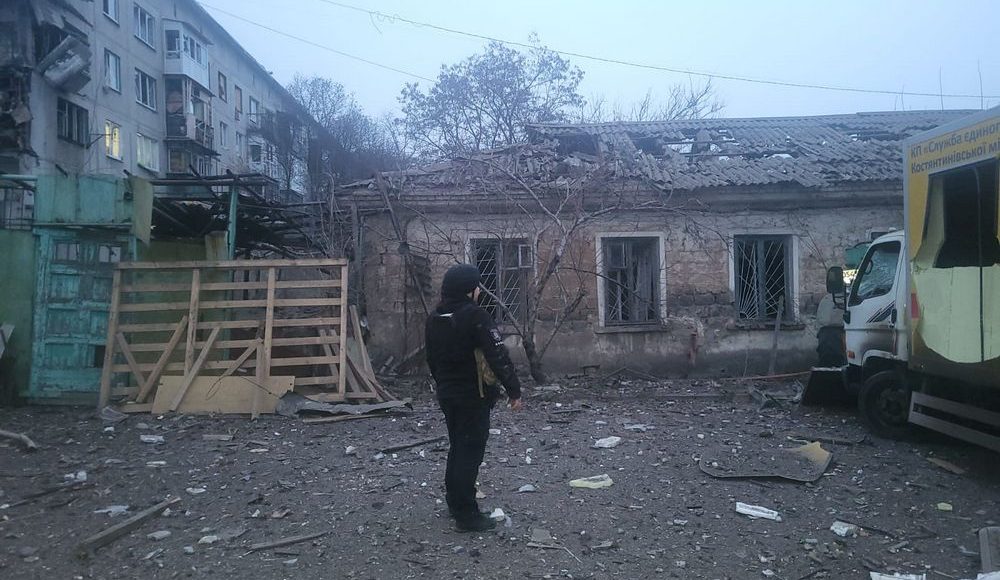 В Константиновке в результате вражеского обстрела повреждены фасады больницы, здания коммунального предприятия и линия электросети ДТЭК