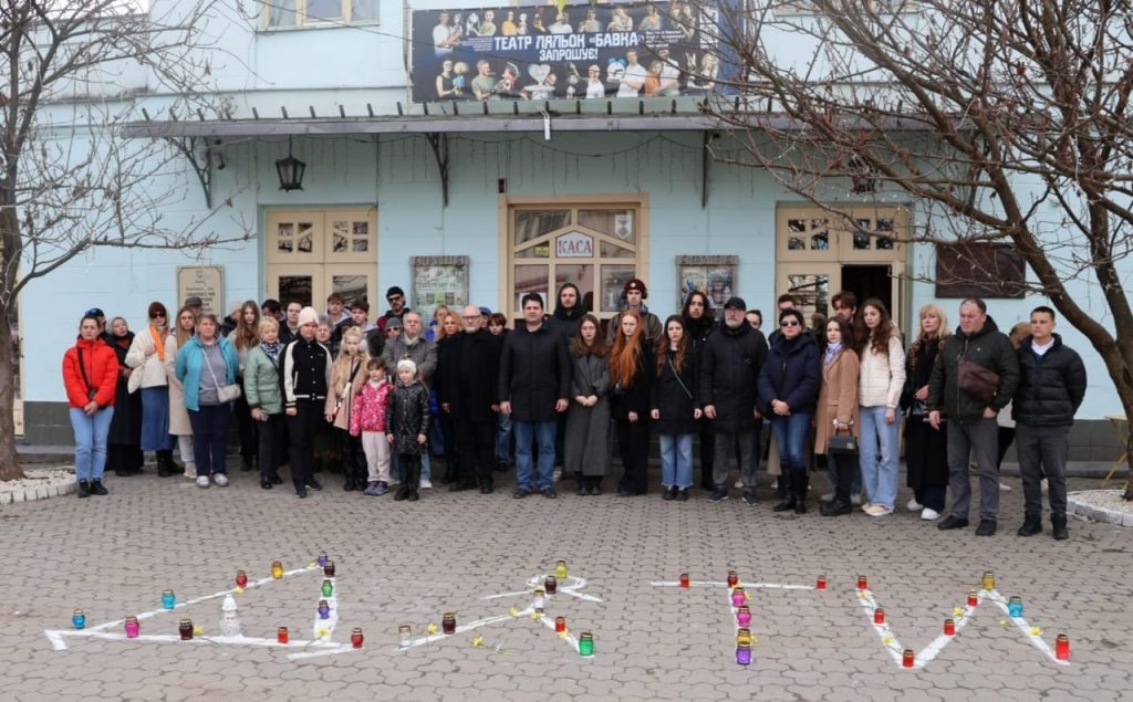 Напис "ДІТИ" з’явилась перед театрами в різних країнах у День пам’яті жертв авіаудару в Маріуполі (фото)