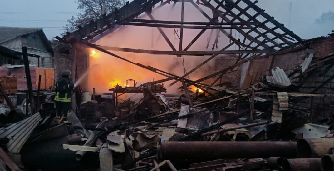 Под ударами вражеских дронов спасатели ликвидировали последствия обстрела Краматорска (видео)