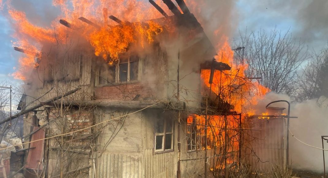 У Слов'янську палав будинок, а у Дружківці — господарча споруда (фото)