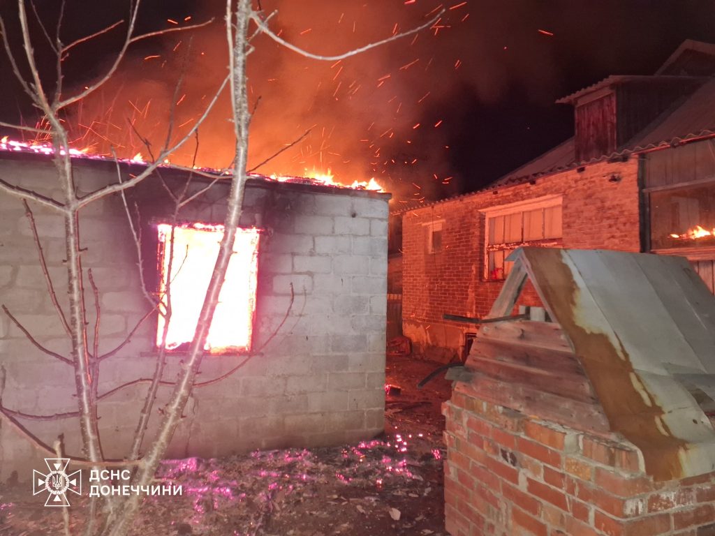 В Дружковке Донецкой области пылало хозяйственное сооружение