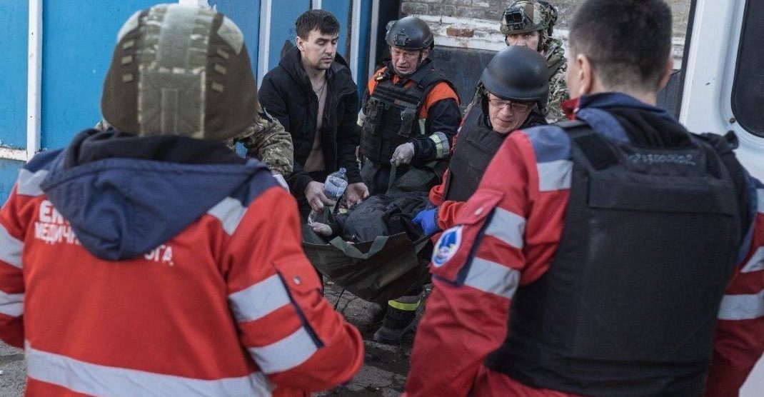 В Константиновке спасатели помогли раненому мужчине и погасили 5-этажку (фото)
