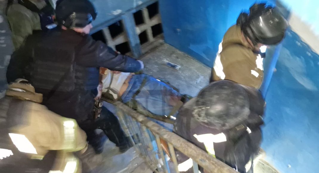 Учора росіяни вдарили по Костянтинівці, а сьогодні з-під завалів звільнили двох людей (фото)