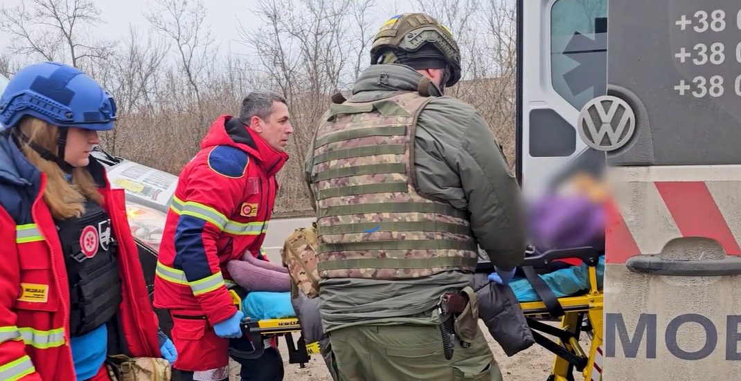 З Костянтинівки поліцейські спільно з волонтерами евакуювали важкохвору жінку (відео)