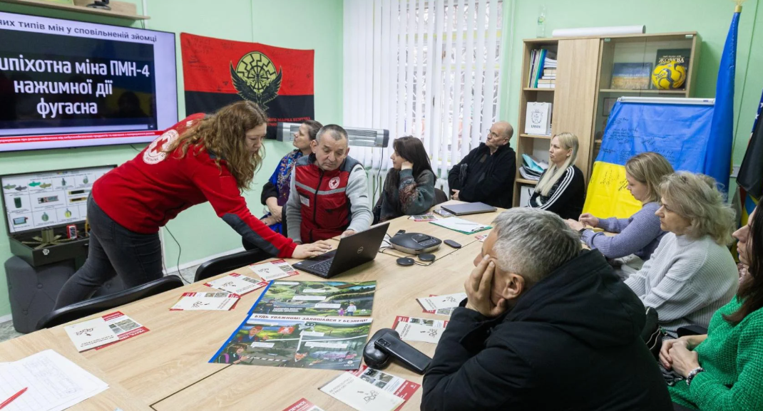 Для жителей Донецкой области проводят тренинги по противоминной безопасности и домедицинской помощи
