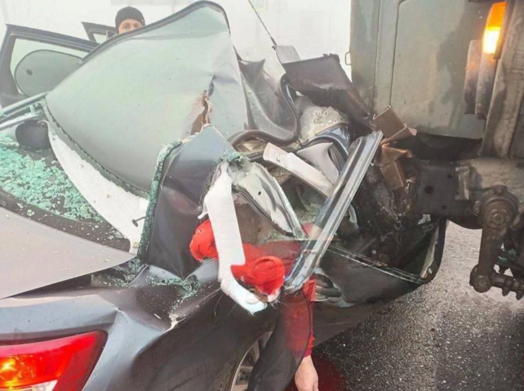 На окупованій Донеччині військовий Урал росіян розчавив автівку з цивільними на КПП
