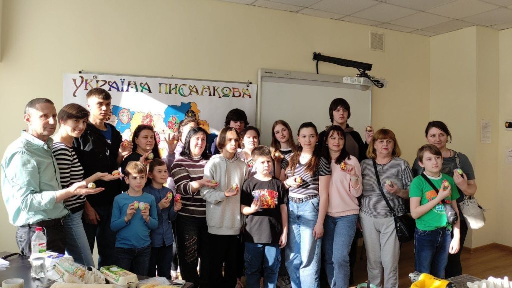 Дмитро Денисенко (останній ліворуч) провів майстер-клас із писанкарства для дітей, 2024 рік
