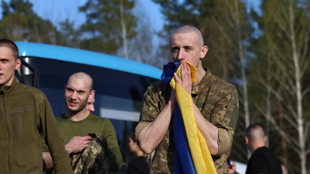 Еще 277 воинов вернулись домой из русского плена.