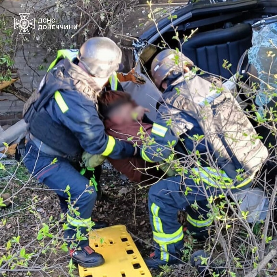 У Слов'янську рятувальники звільнили чоловіка з понівеченого у ДТП автомобіля