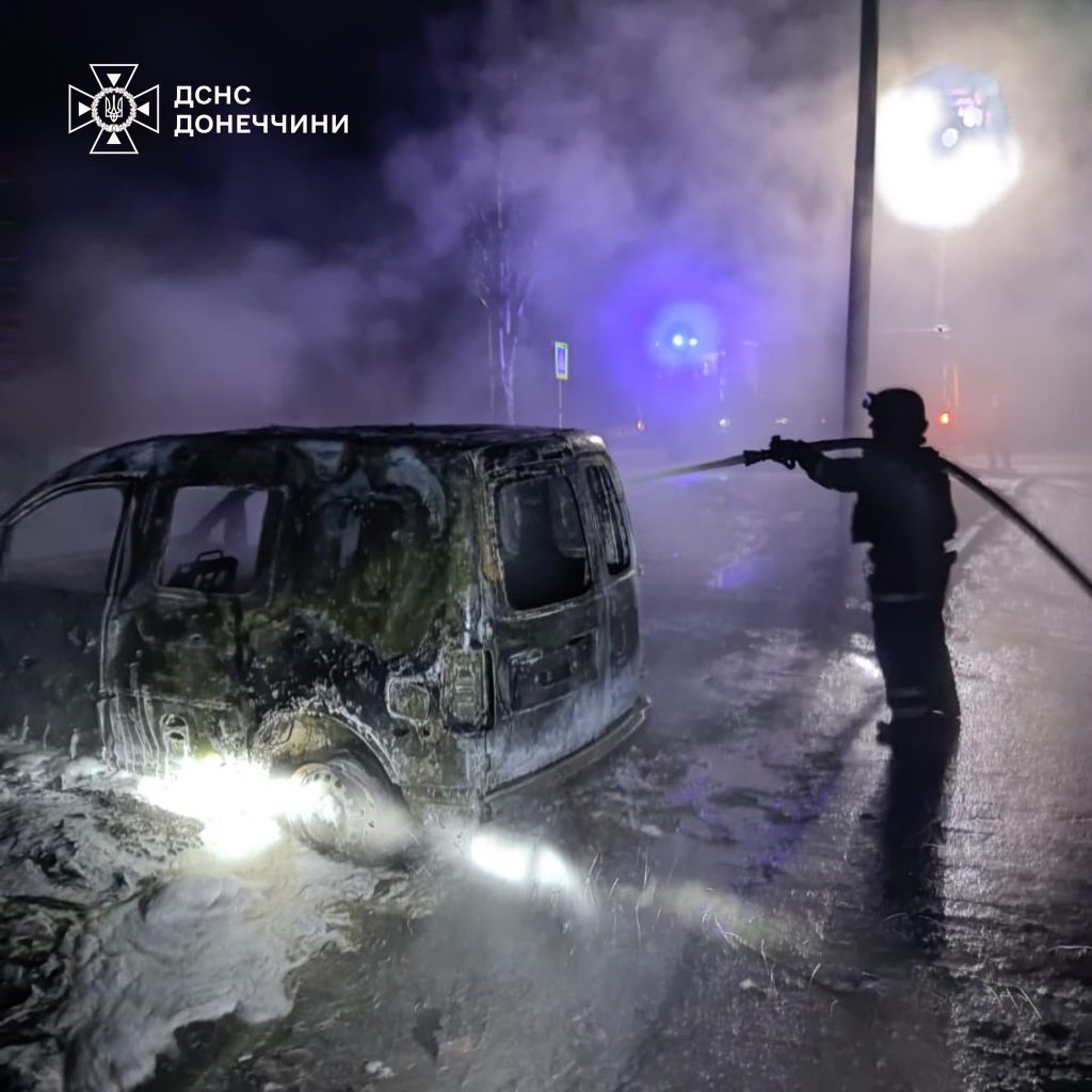 В результате ночной атаки на Доброполье сгорели два автомобиля