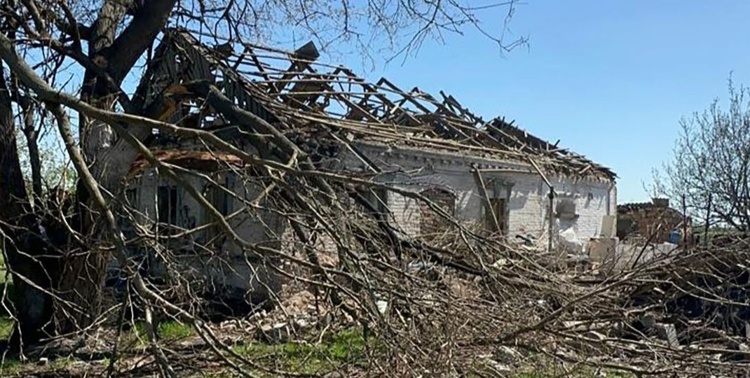 Россияне атаковали Донетчину авиабомбами и дронами: разрушили 9-этажку в Мирнограде, убили человека в Шахово (фото)