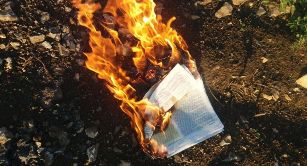 Активісти "Жовтої Стрічки" продовжують палити російську символіку в окупації (фото, відео)