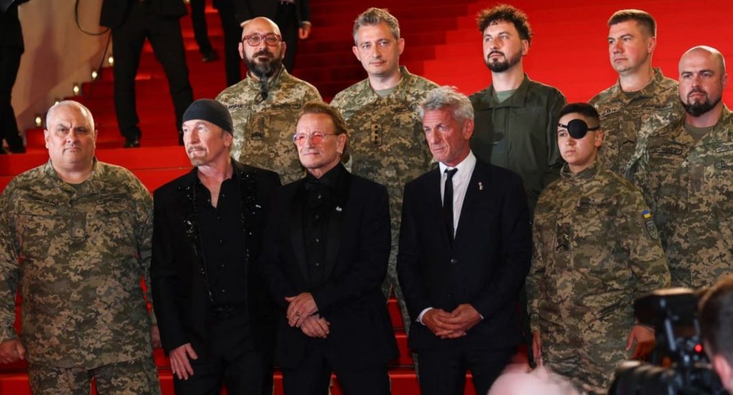 В Каннах фронтмен группы U2 Боно вместе с украинскими военными представил свой документальный фильм (фото)