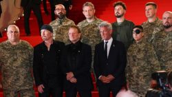 У Каннах фронтмен гурту U2 Боно разом з українськими військовими презентував свій документальний фільм (фото)