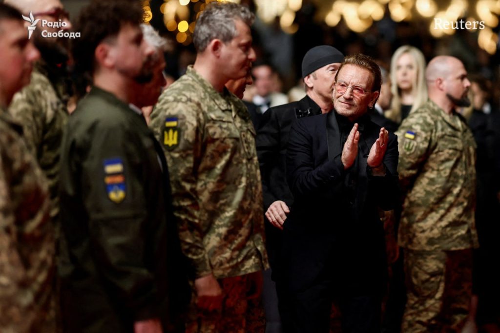 Боно на красной дорожке Канн вместе с украинскими военными представил фильм Stories of Surrender