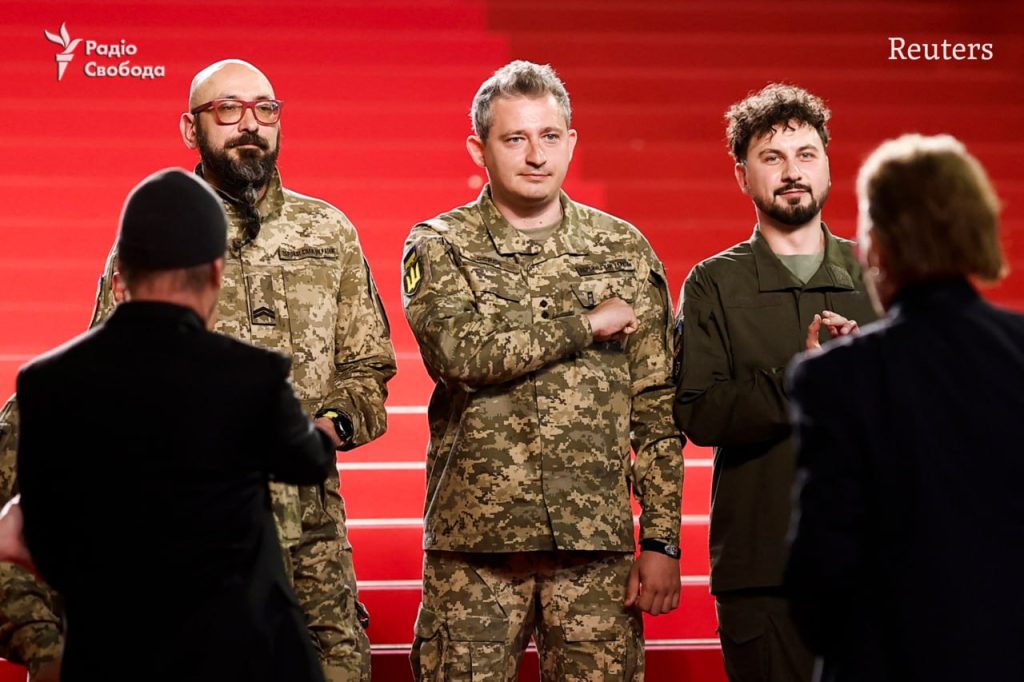Боно на красной дорожке Канн вместе с украинскими военными представил фильм Stories of Surrender