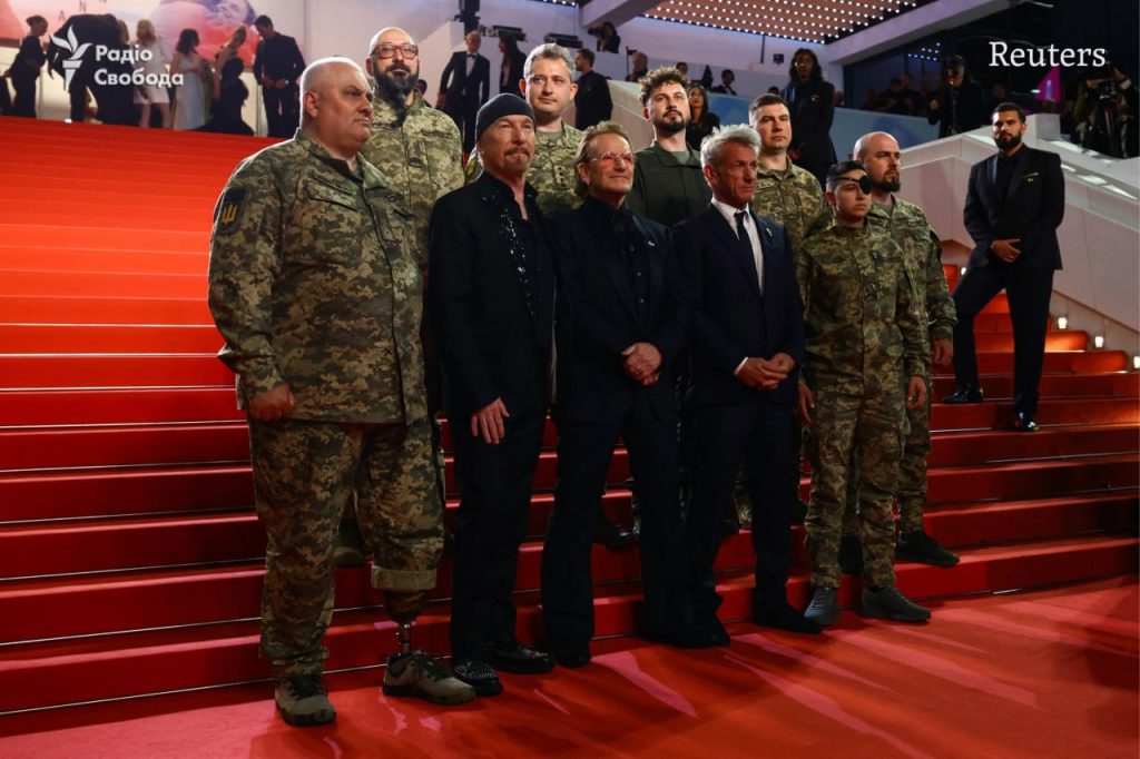 Боно на красной дорожке Канн вместе с украинскими военными представил фильм Stories of Surrender