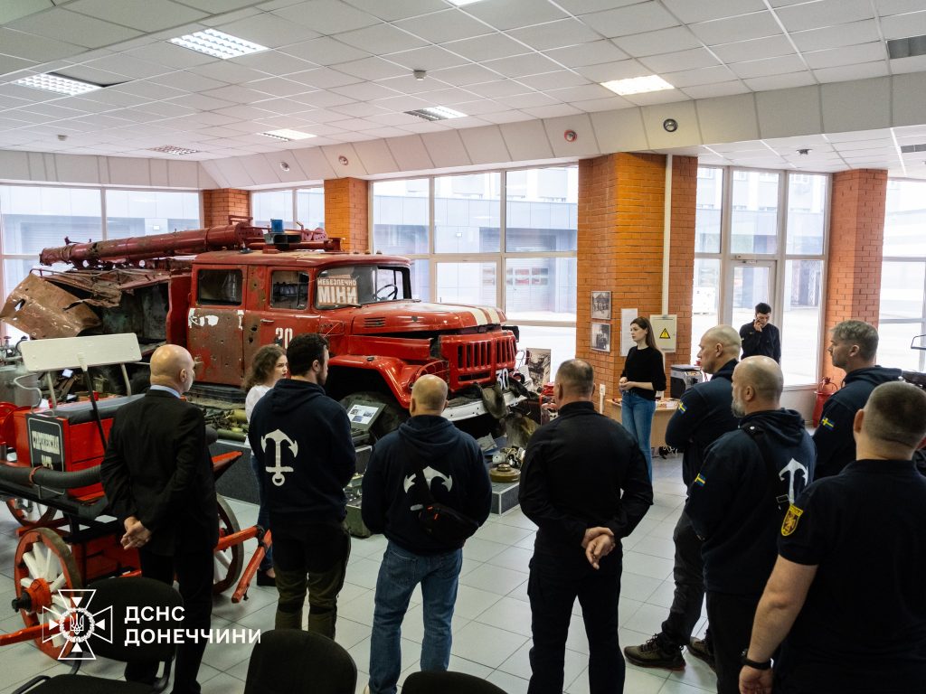 До України прибула делегація рятувальників зі шведського міста Норртельє, яка зустрілася з надзвичайниками Донеччини