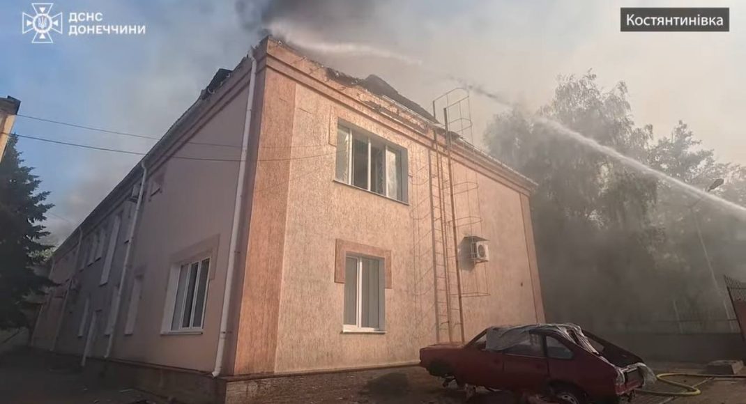 Костянтинівка під ворожими обстрілами: рятувальники показали, як ліквідують наслідки атак (відео)