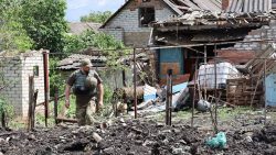Поранено 80-річну жінку та чоловіка: поліція показала наслідки ворожого обстрілу по Краматорську (відео)