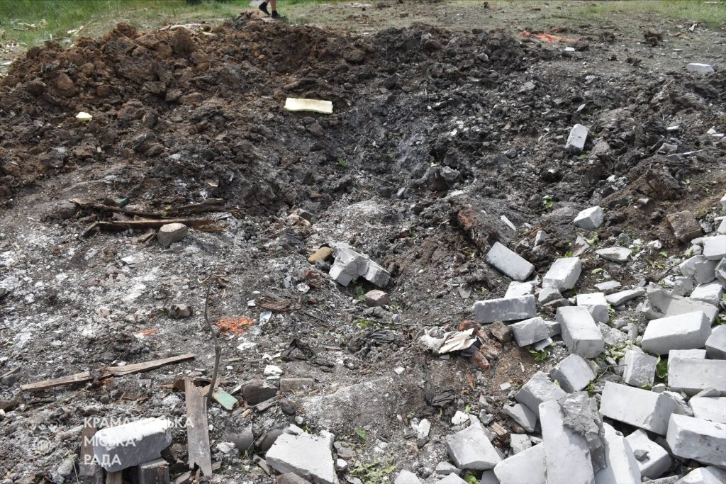 Краматорськ через ворожі обстріли частково залишається без світла, є руйнації і поранені