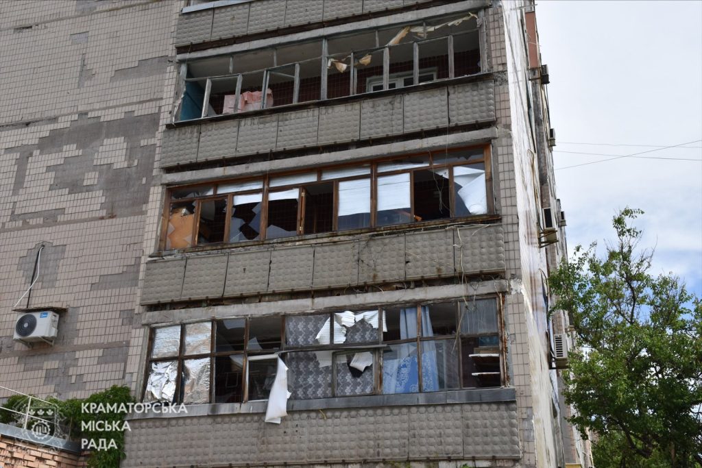 Краматорськ через ворожі обстріли частково залишається без світла, є руйнації і поранені