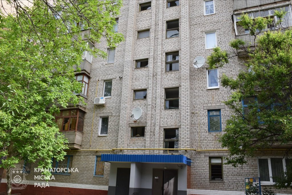 Краматорськ через ворожі обстріли частково залишається без світла, є руйнації і поранені
