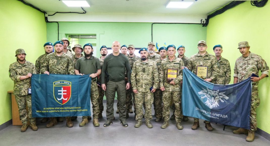 Морские пехотинцы, защищающие Донетчину, получили награды Совета обороны области (фото)