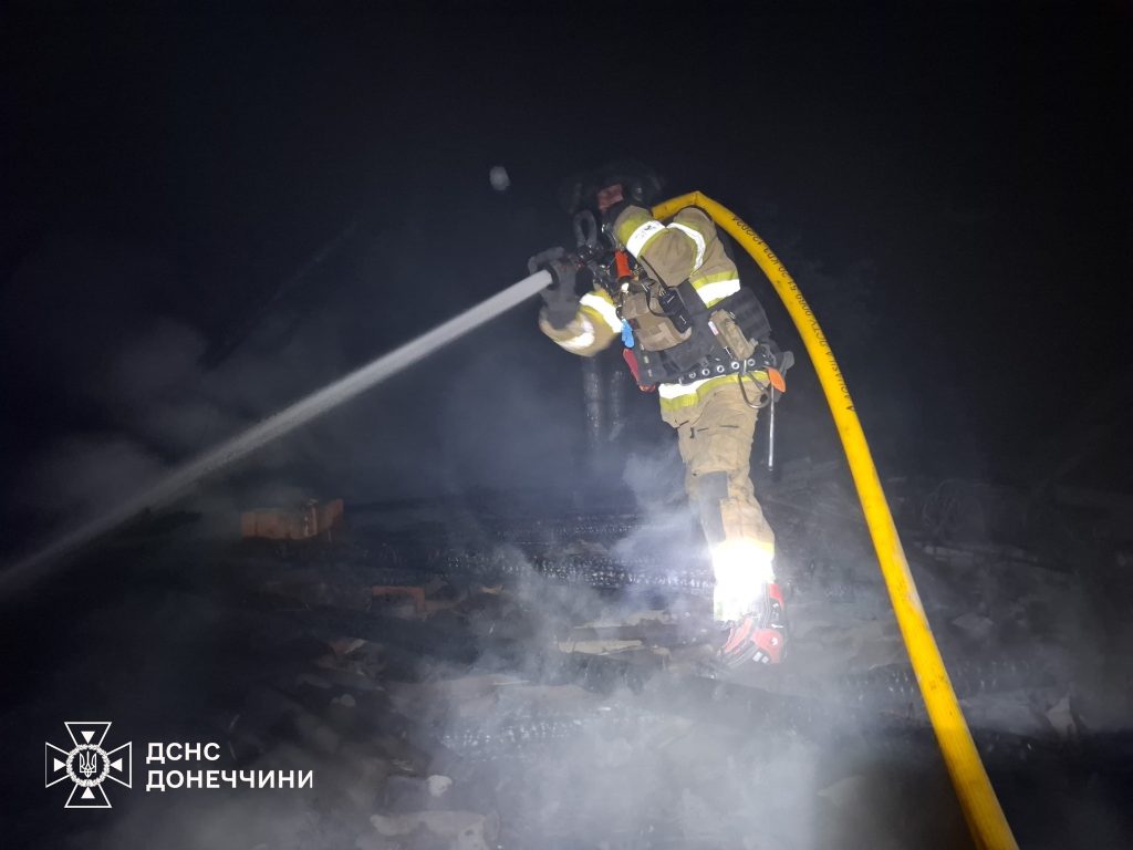 На Донеччині внаслідок ворожих обстрілів житлових кварталів палали автівки та житло
