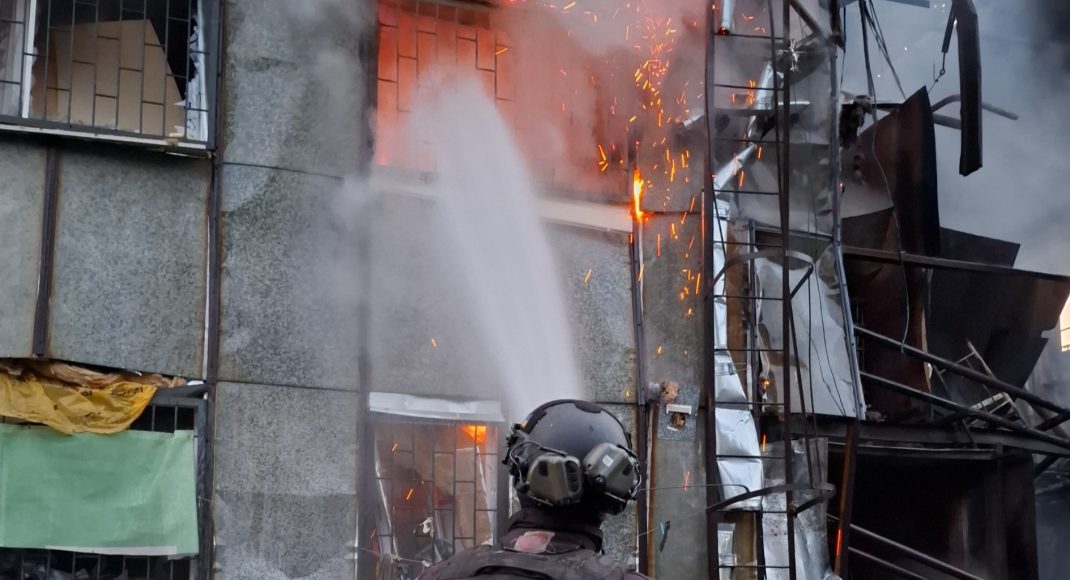 На Донеччині внаслідок ворожих обстрілів житлових кварталів палали автівки, житло та підприємство (фото)