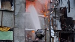 На Донетчине в результате вражеских обстрелов жилых кварталов пылали автомобили, жилье и предприятие (фото)