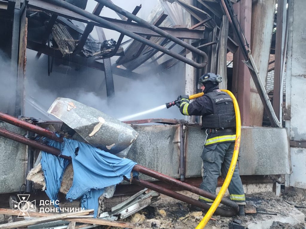 На Донеччині внаслідок ворожих обстрілів житлових кварталів палали автівки та житло