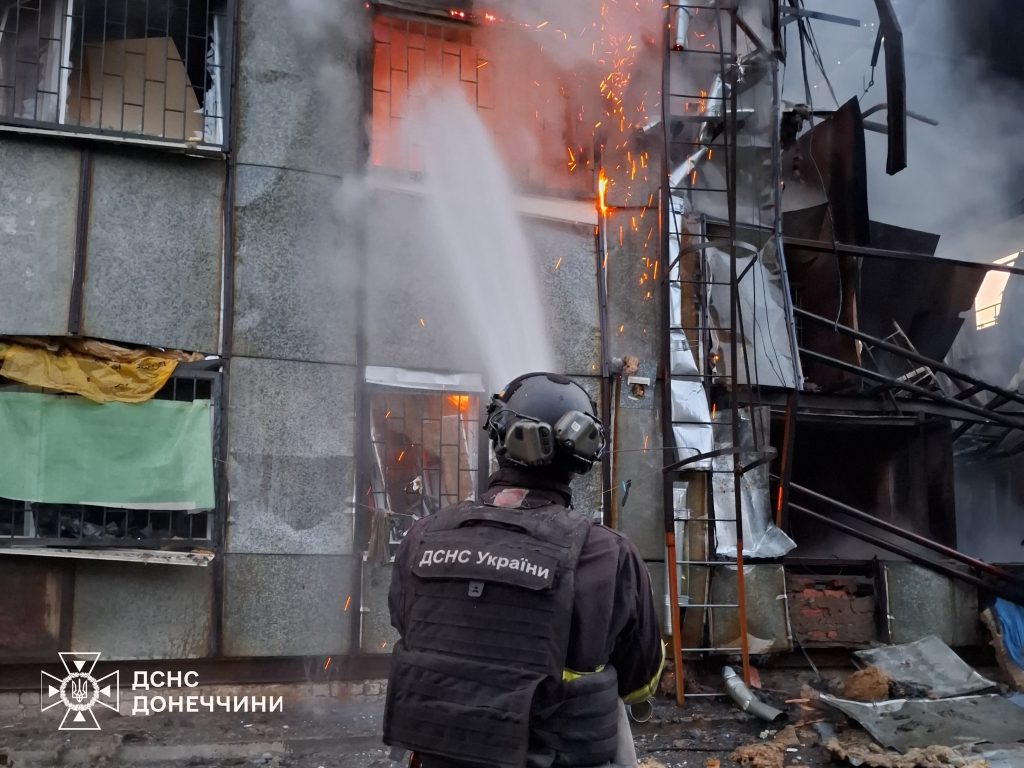 На Донеччині внаслідок ворожих обстрілів житлових кварталів палали автівки та житло