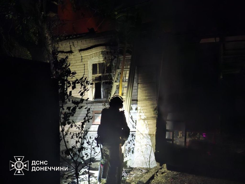 На Донеччині внаслідок ворожих обстрілів житлових кварталів палали автівки та житло