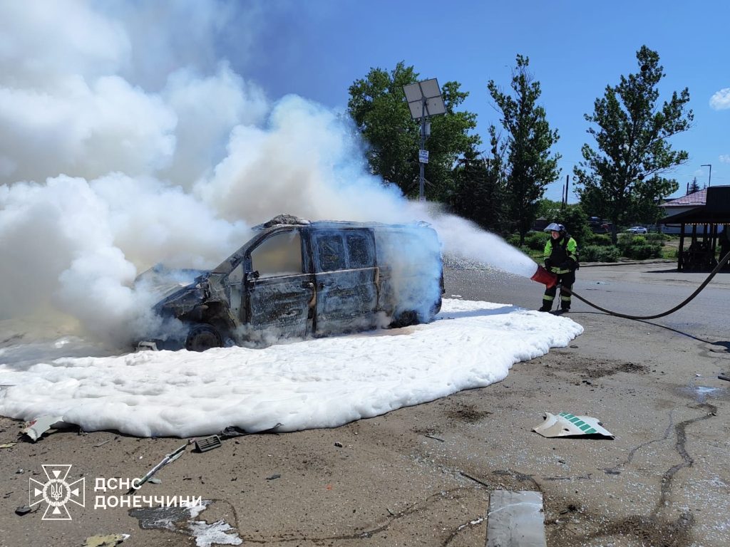 Райгородок був під ударом російських дронів, постраждали люди, згоріла автівка