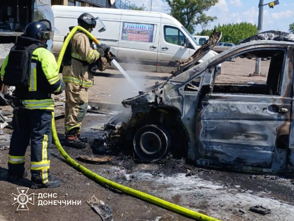 Райгородок був під ударом російських дронів, постраждали люди, згоріла автівка