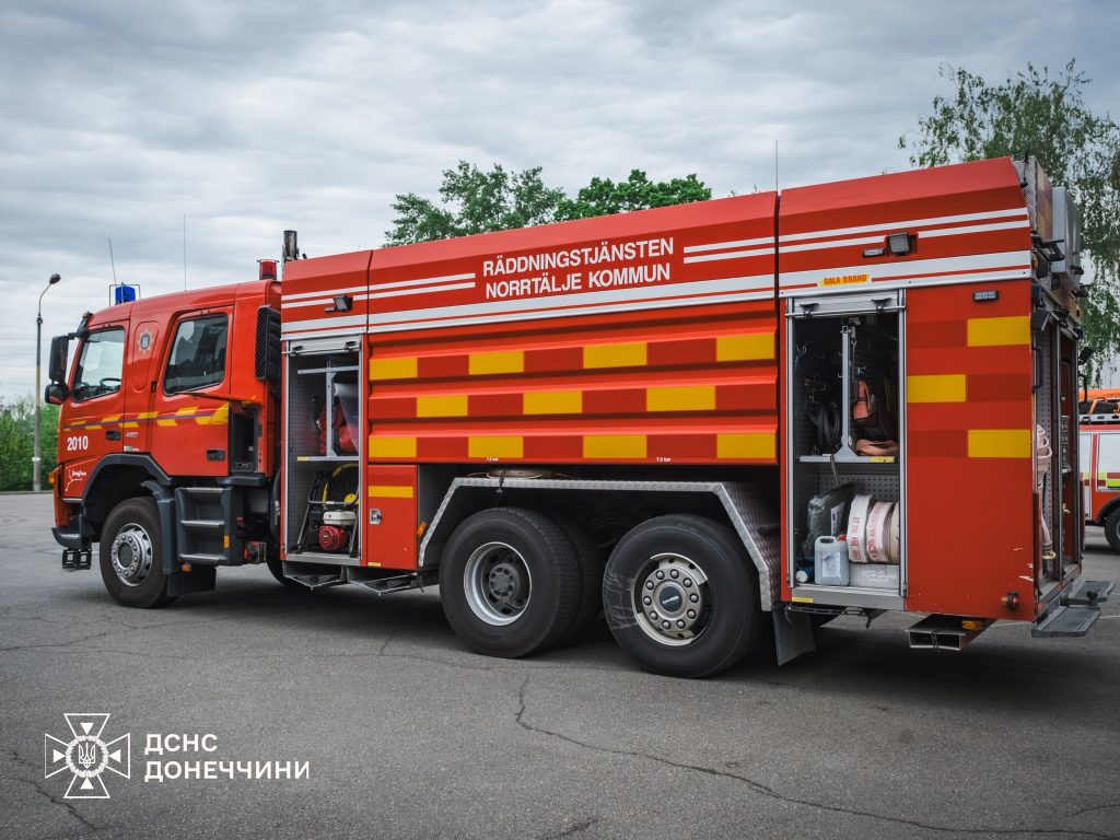Рятувальники Донеччини отримали автівки для від колег зі Швеції