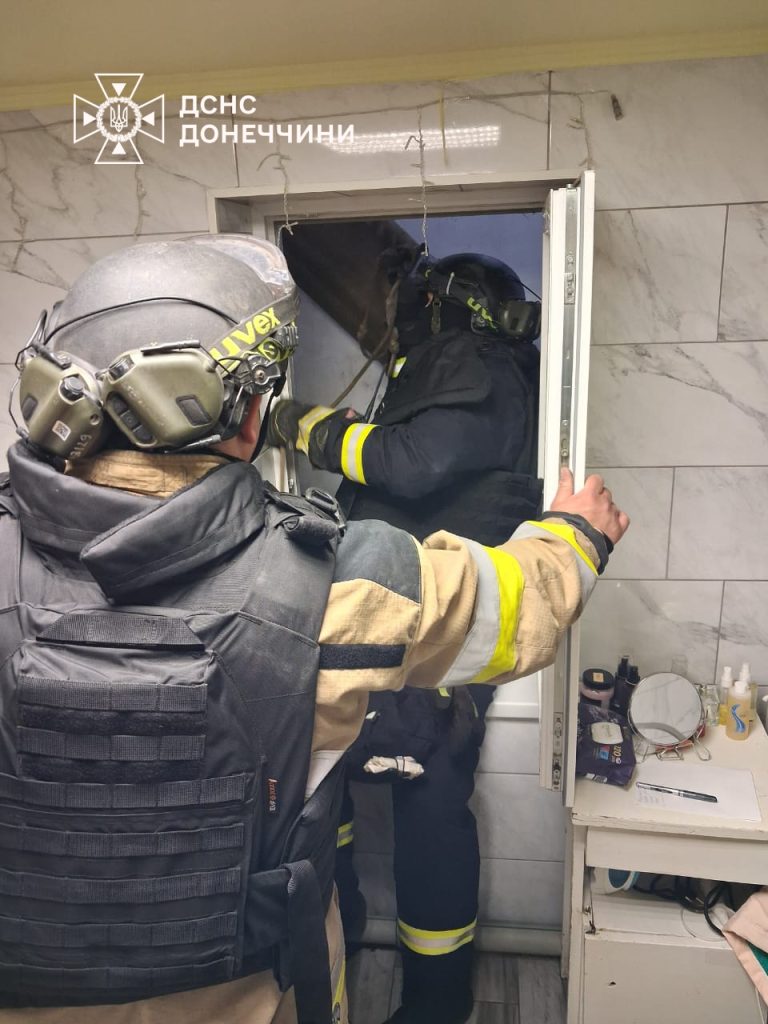 Рятувальники допомогли собаці вибратися з підвалу у Дружківці