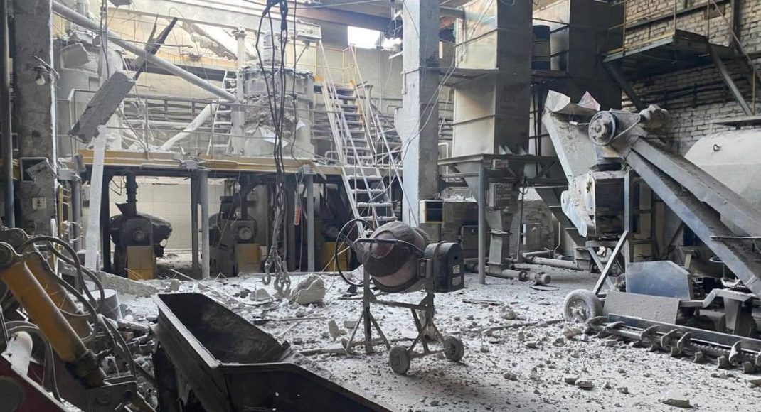 Росіяни вдарили по підприємству у Словʼянській громаді безпілотником (фото)