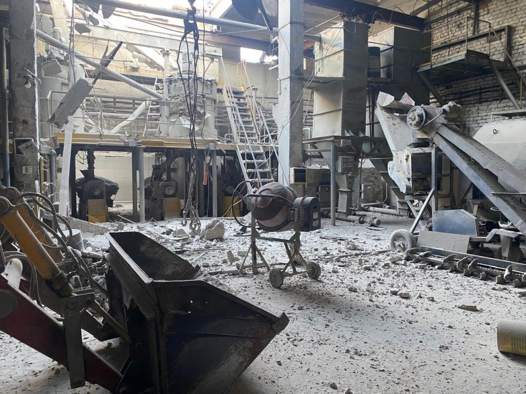 Росіяни вдарили по підприємству у Словʼянську безпілотником 2