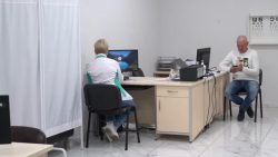 Медики Селидовского медицинского центра продолжают лечить переселенцев под Киевом (видео)