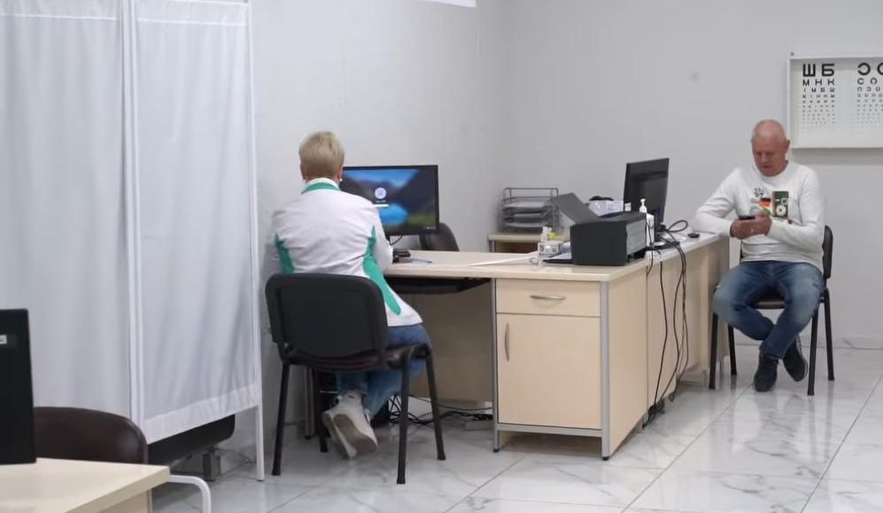 Медики Селидівського медичного центру продовжують лікувати переселенців під Києвом (відео)